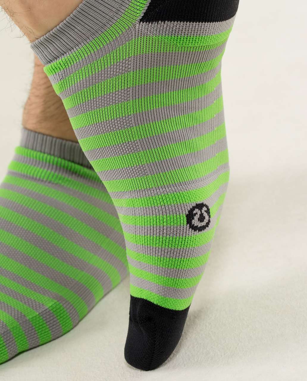 Lululemon Ultimate Low-Pro Run Sock - Mens Lo Pro Wave Stripe Frond Ambient Grey