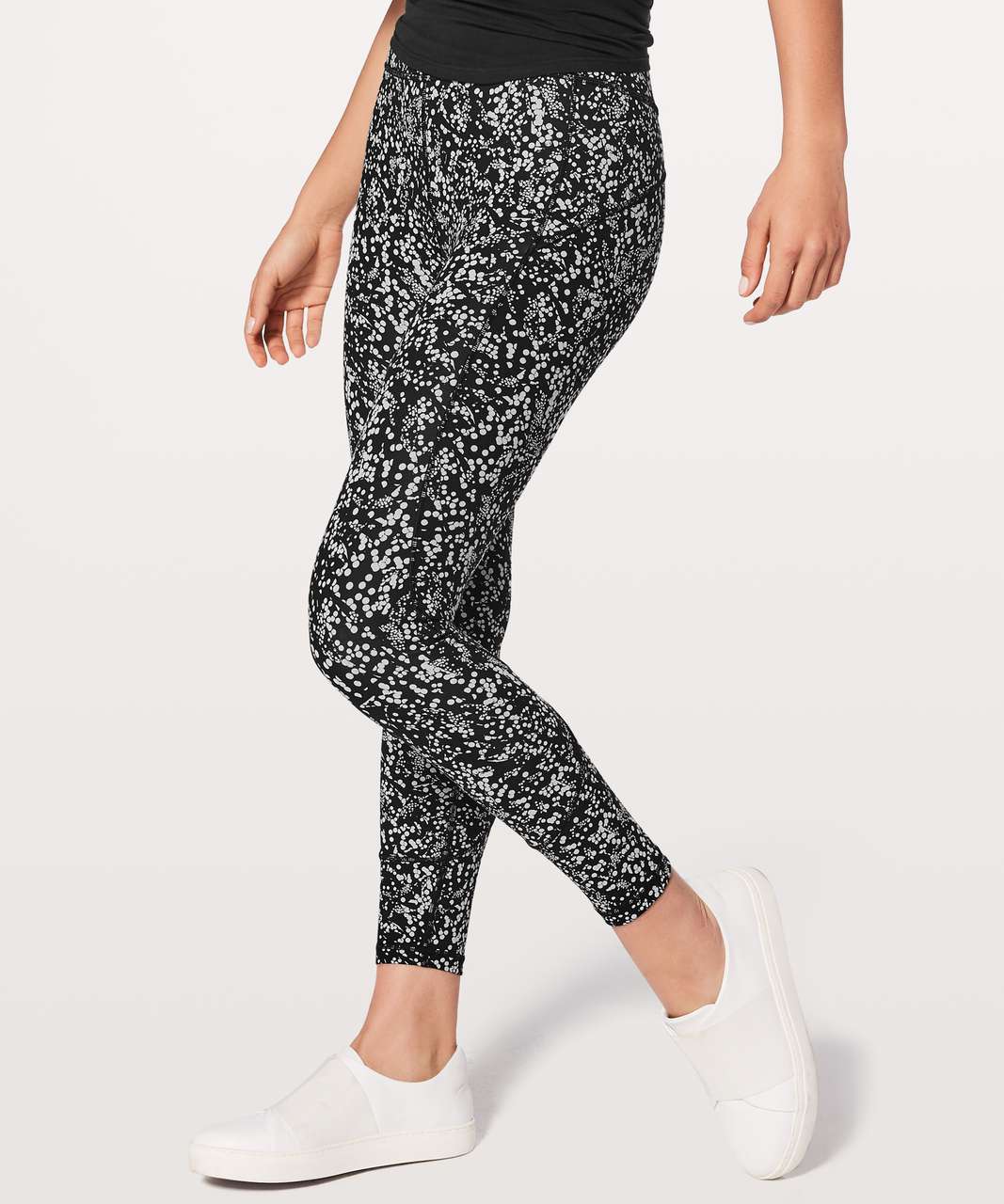 https://storage.googleapis.com/lulu-fanatics/product/36931/1280/lululemon-in-movement-7-8-tight-everlux-25-chirasu-black-032558-222780.jpg