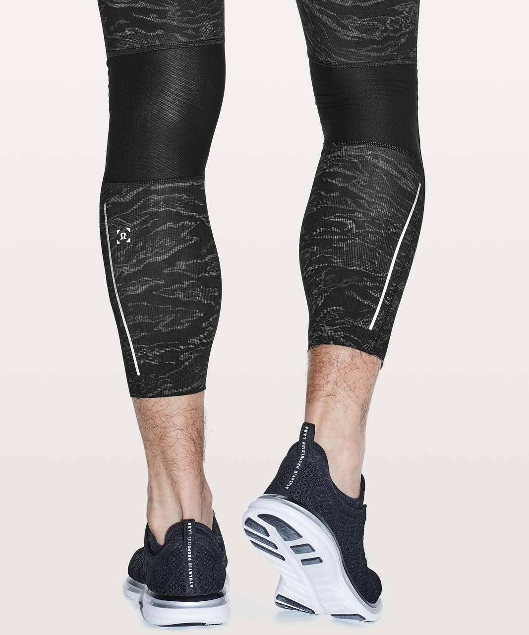 lululemon SURGE 15CM - Sports shorts - variegated mesh camo black/dark grey  - Zalando.de