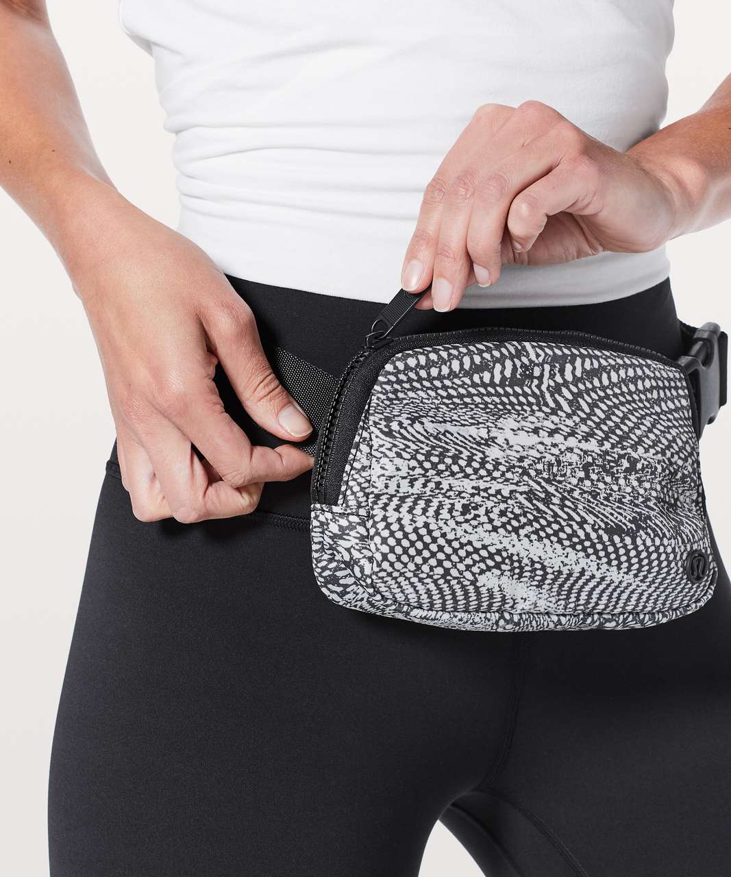 Lululemon Everywhere Belt Bag *1L - Swerve Vapor Metal Grey / Black