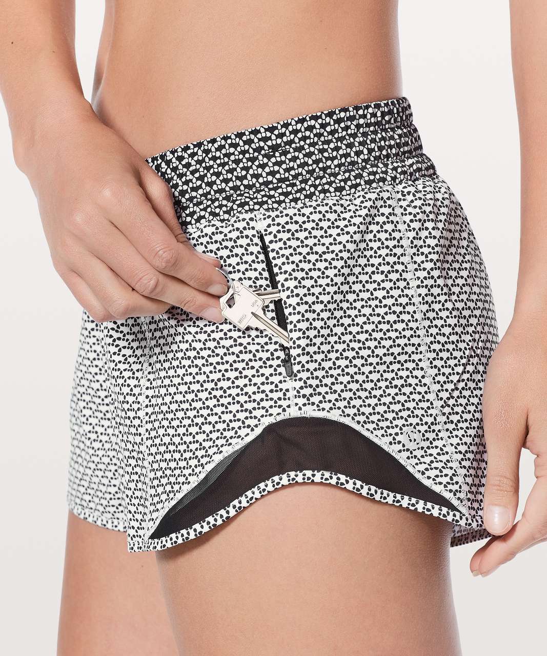 Lululemon Hotty Hot Short II *2.5" - Monochromic White / Monochromic Black