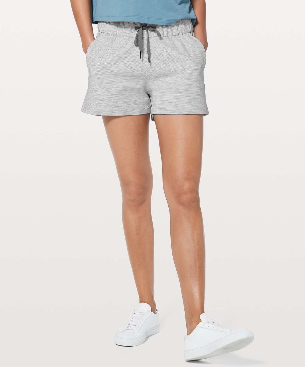 Lululemon On The Fly Short *2.5" - Wee Are From Space Nimbus Battleship / Alpine White