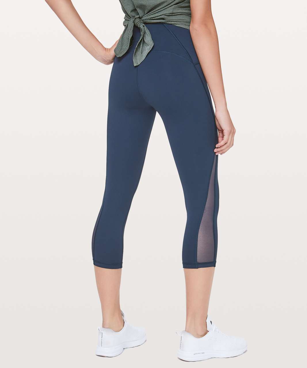 Woman's Lululemon train times crop size 6 EUC.