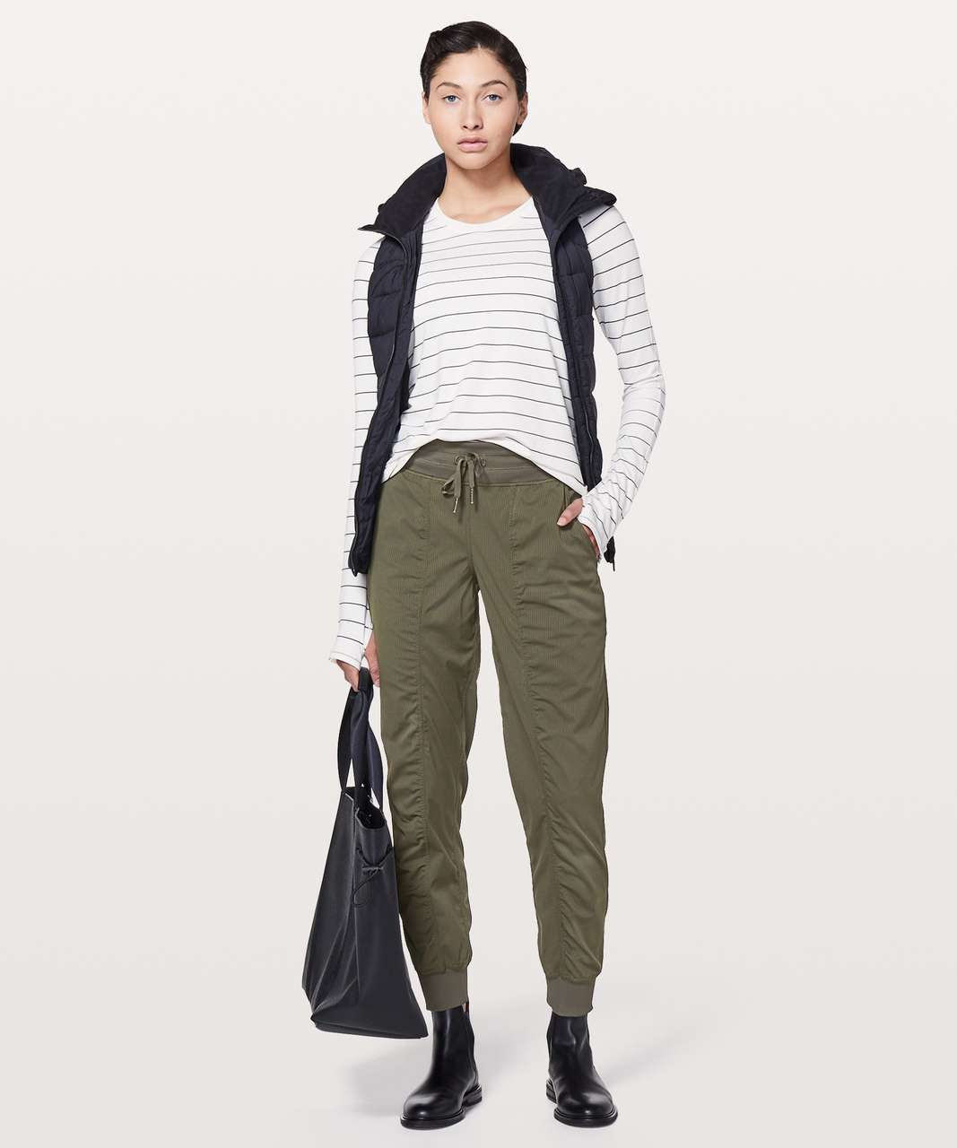 Does Dance studio jogger come in 7/8? Pic on left is Dark Olive (4) If not  what would be a similar vibe? Mine bunches up at bottom but saw someone  wearing jogger