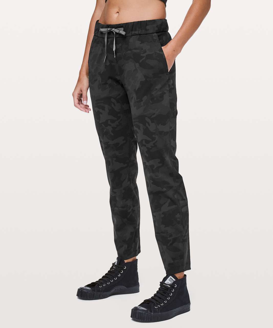 https://storage.googleapis.com/lulu-fanatics/product/40865/1280/lululemon-on-the-fly-pant-28-incognito-camo-multi-grey-coal-034582-240326.jpg