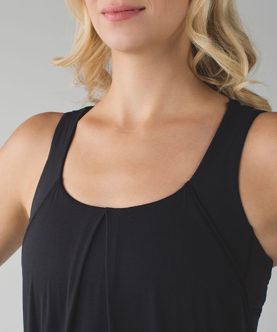 Lululemon Women’s Black cutout tank top w/ built-in bra - Size 6 EUC