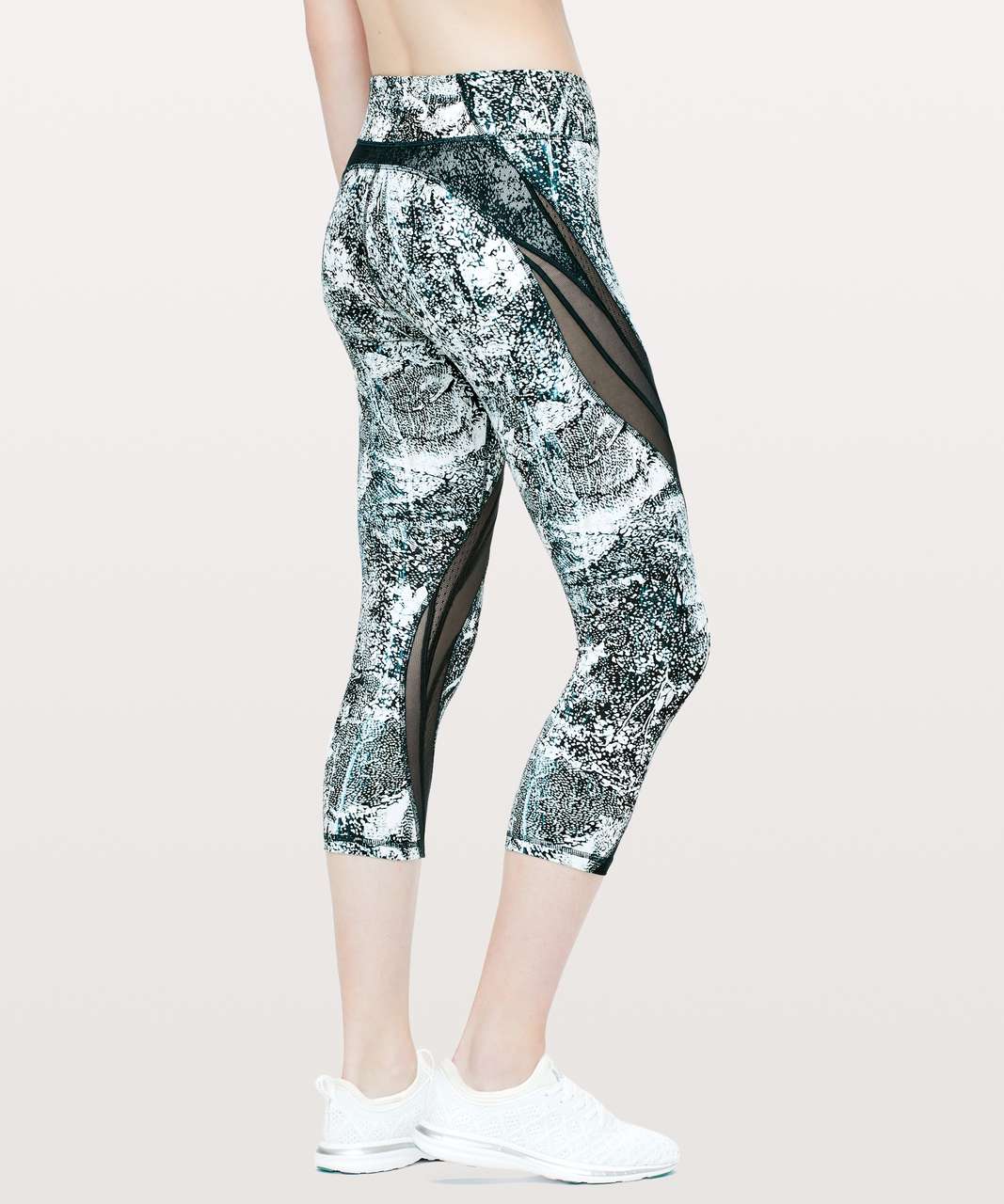 duet with @k0uvr #greenscreen white camo leggings // store: lululemon