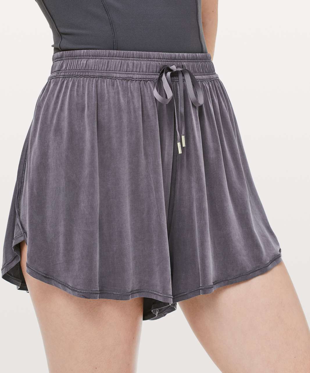 Tight waist band? How to gently stretch out the waistband of your lululemon  shorts ft. Principal Dancer shorts : r/lululemon