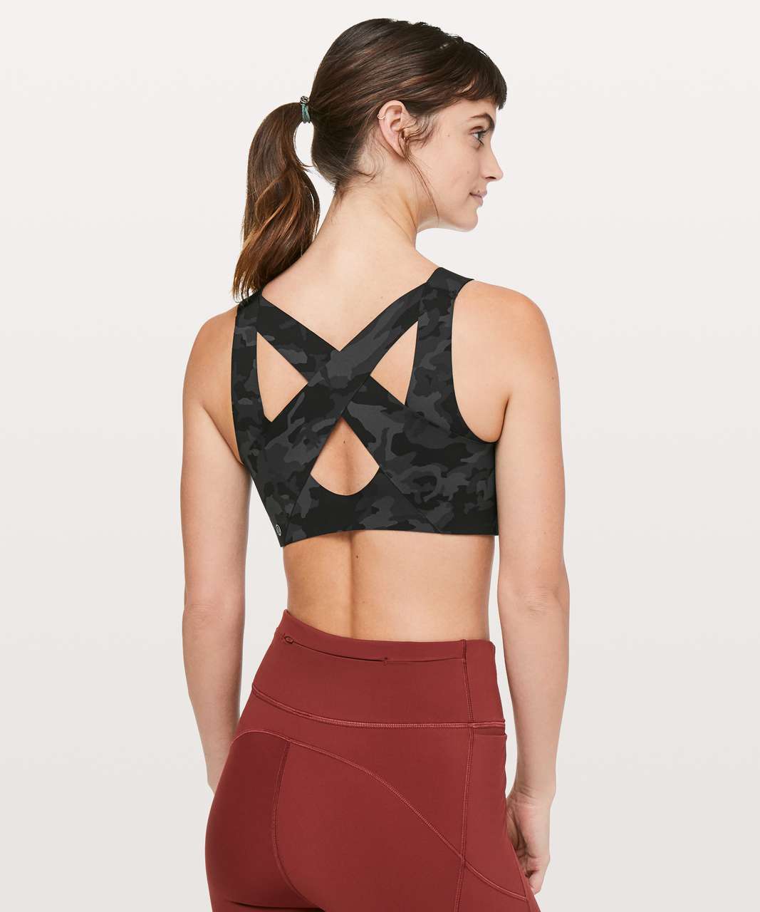 https://storage.googleapis.com/lulu-fanatics/product/42269/1280/lululemon-enlite-bra-zip-front-incognito-camo-multi-grey-034135-247036.jpg