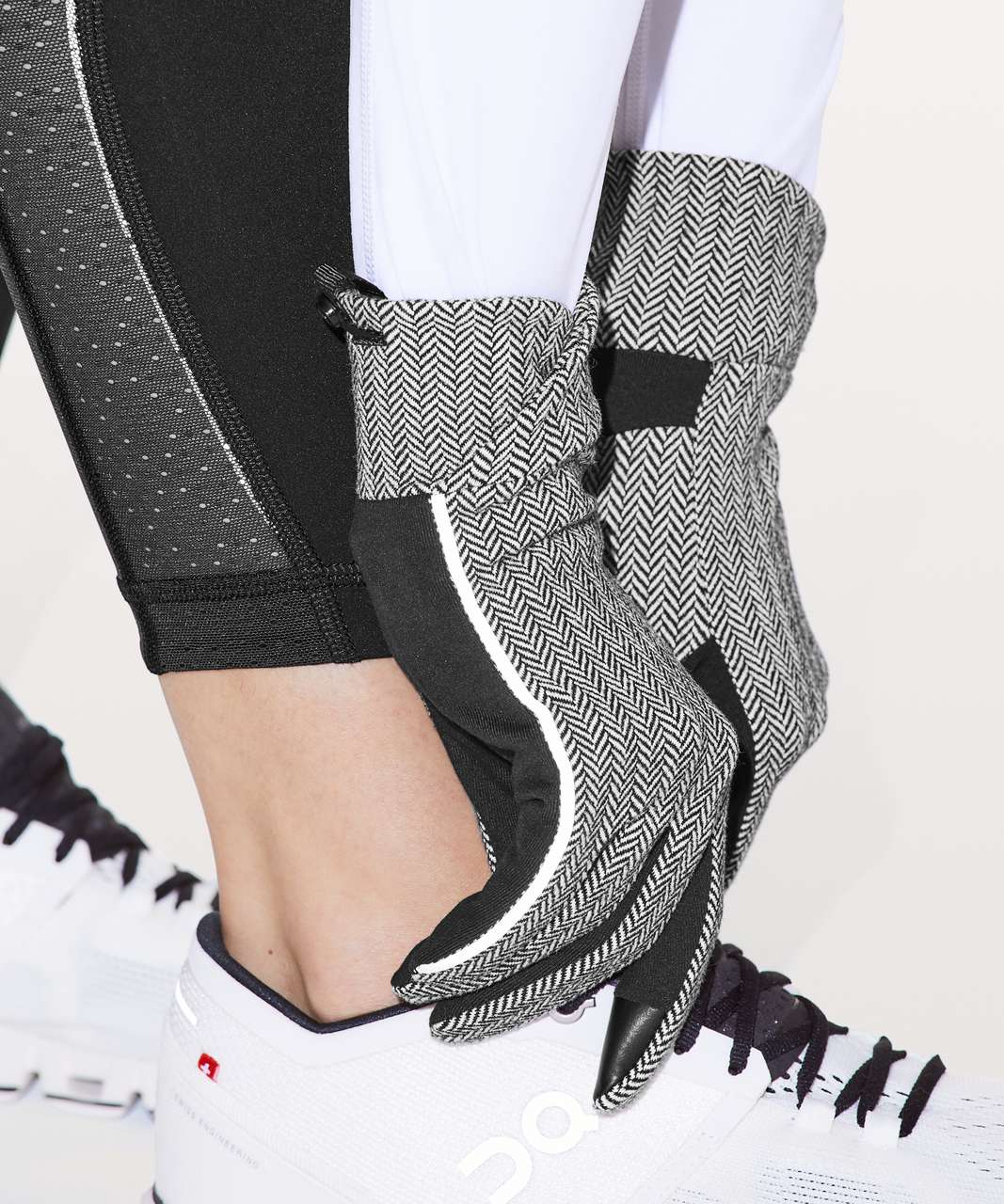 Lululemon Cross Chill Run Gloves - Heathered Herringbone Heathered Black White / Black