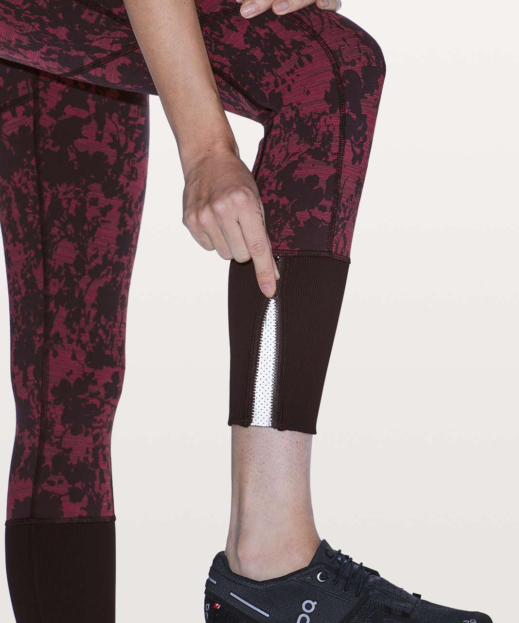 Lululemon Rebel Runner Crop - Scatter Blossom Jacquard Garnet Black / Black