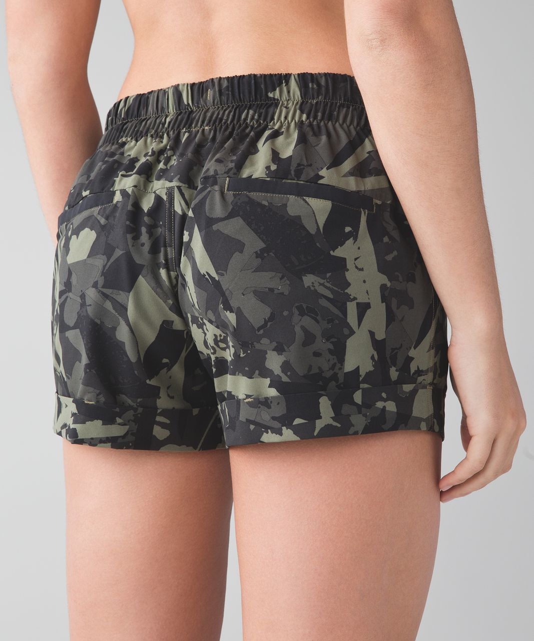 Lululemon Spring Break Away Short II - Pop Cut Fatigue Green Black / Black