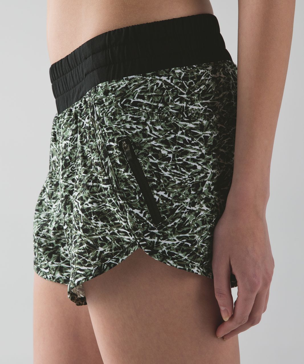 Lululemon Tracker Short IV - Mini Ripple Desert Olive Fatigue Green / Fatigue Green