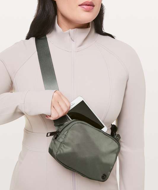 https://storage.googleapis.com/lulu-fanatics/product/43868/640/lululemon-everywhere-belt-bag-1l-grey-sage-036763-254449.jpg