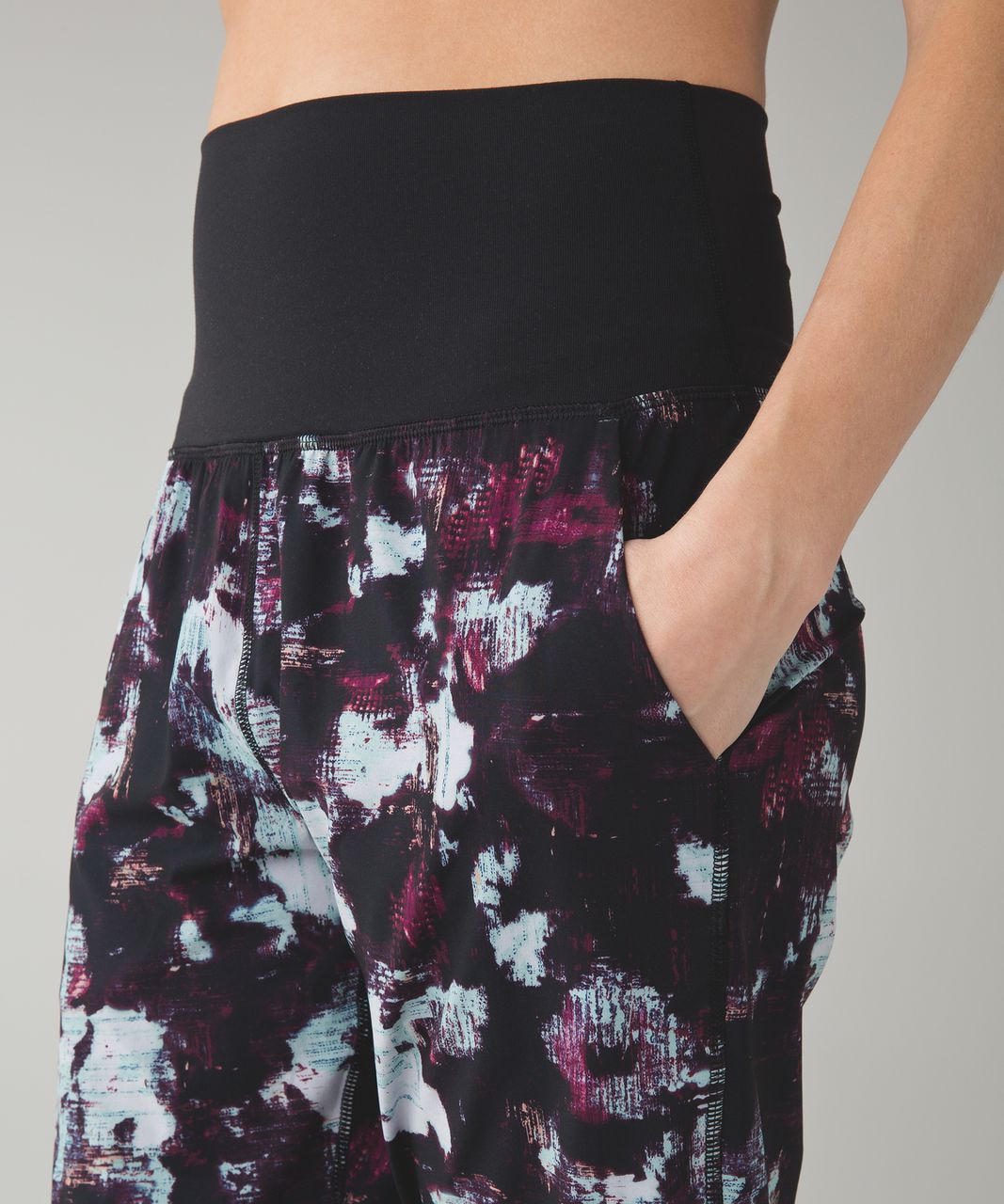 Lululemon Tranquil Crop - Kara Blossom Multi / Black