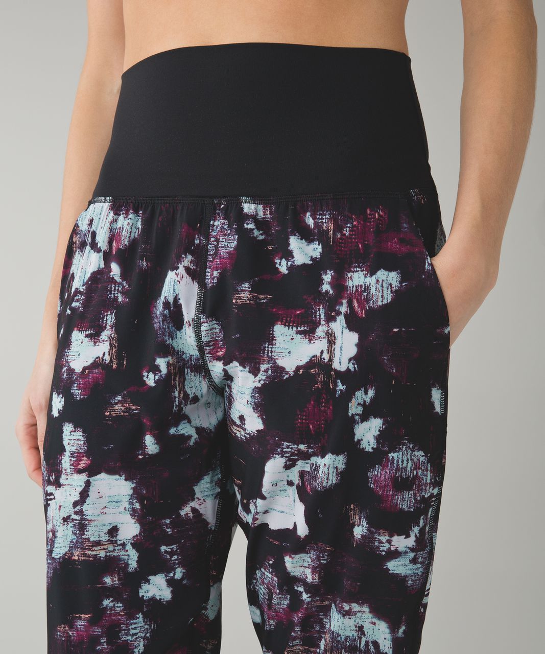 Lululemon Tranquil Crop - Kara Blossom Multi / Black