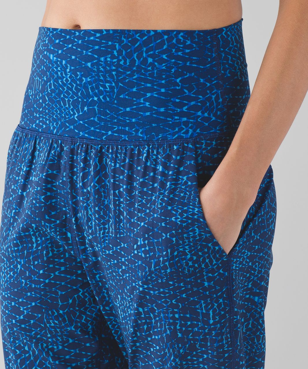 Lululemon Tranquil Crop - Samba Snake Kayak Blue Hero Blue