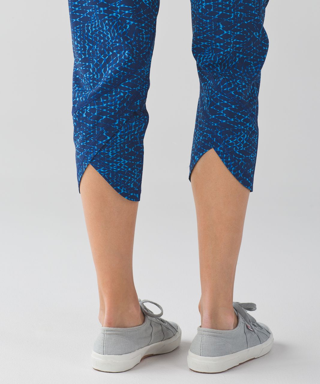 Lululemon Tranquil Crop - Samba Snake Kayak Blue Hero Blue