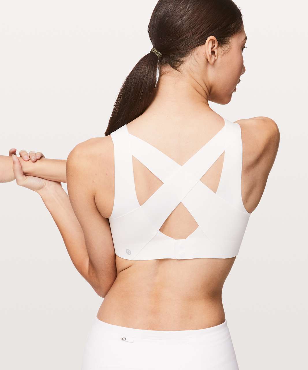 https://storage.googleapis.com/lulu-fanatics/product/44776/1280/lululemon-enlite-bra-white-0002-258525.jpg