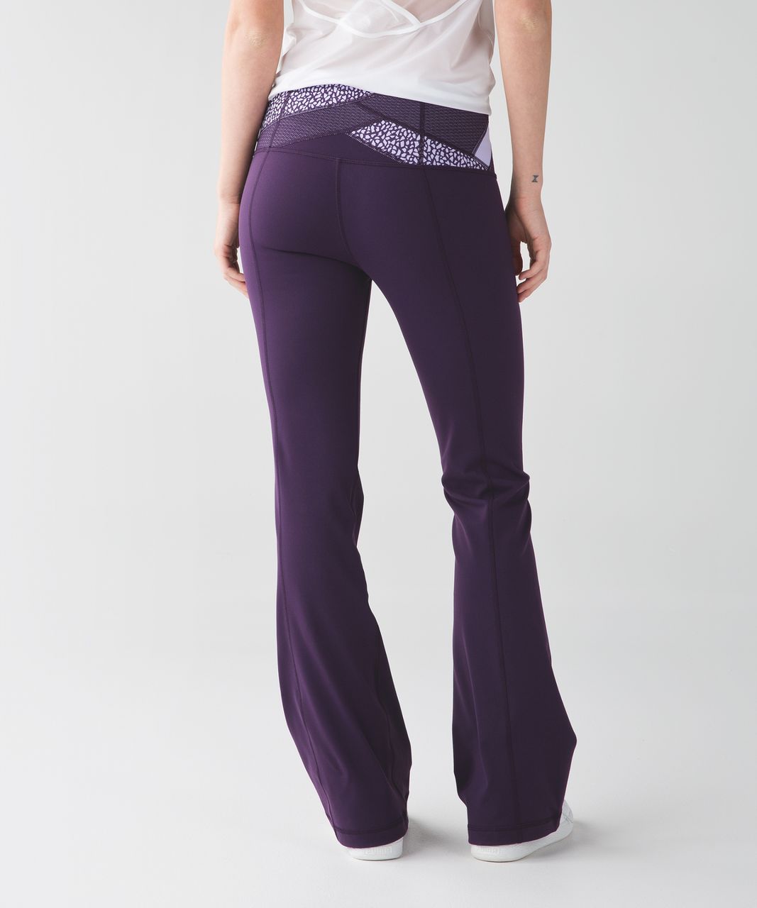 https://storage.googleapis.com/lulu-fanatics/product/4512/1280/lululemon-groove-pant-iii-regular-deep-zinfandel-lilac-miss-mosaic-lilac-deep-zinfandel-023404-6677.jpg