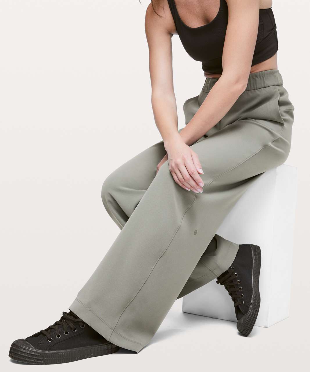 https://storage.googleapis.com/lulu-fanatics/product/45152/1280/lululemon-on-the-fly-pant-wide-leg-woven-31-5-grey-sage-036763-260338.jpg