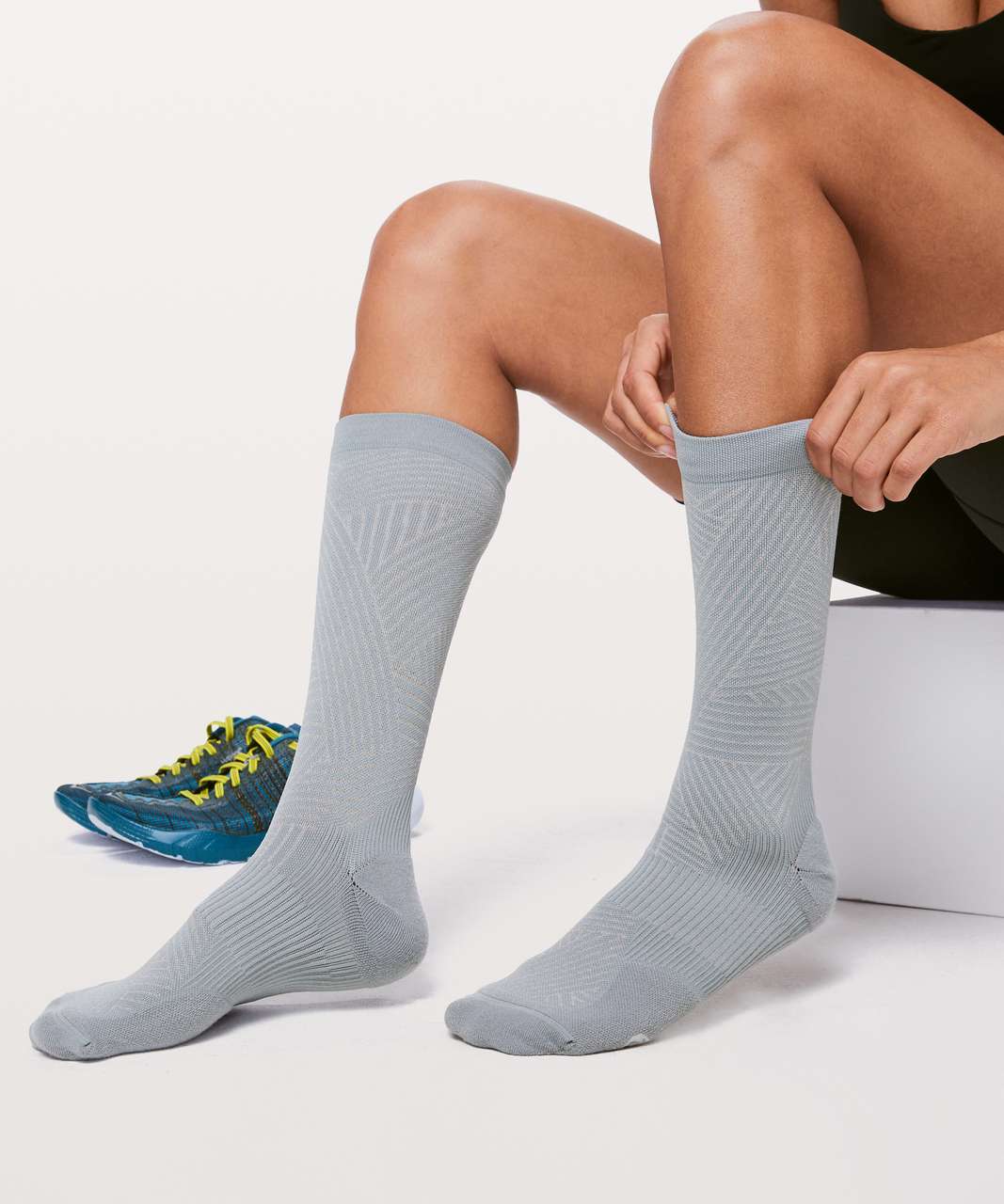 Lululemon Show Me The Distance Sock *Silver - Light Cast / White