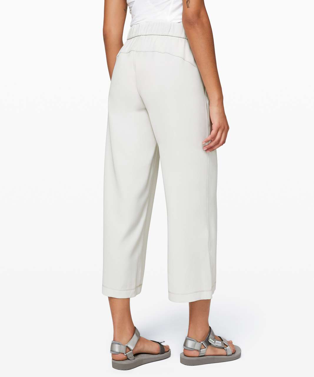 Lululemon BNWT On The Fly Wide Leg Pant 7/8 - Size 4 Grey Sage, Women's  Fashion, Activewear on Carousell