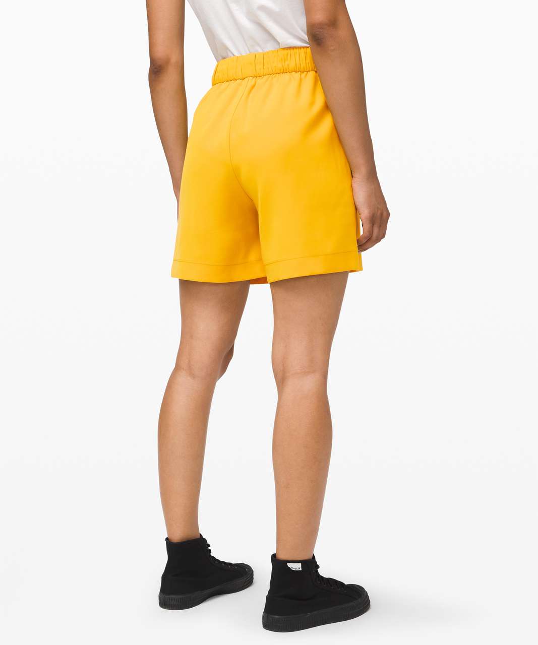 LULULEMON NOIR YELLOW SHORTS IN HONEYCOMB SIZE 0– WEARHOUSE CONSIGNMENT