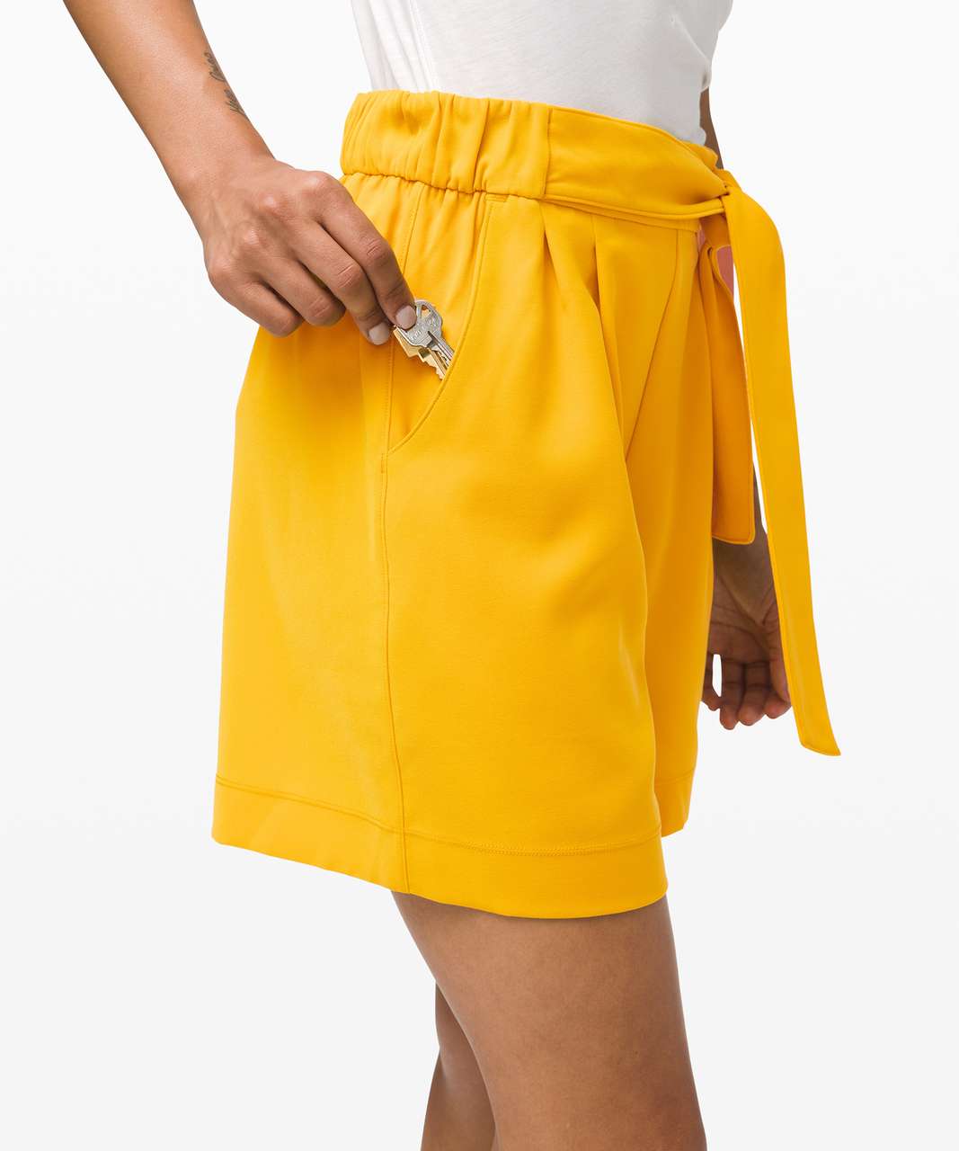 LULULEMON NOIR YELLOW SHORTS IN HONEYCOMB SIZE 0– WEARHOUSE