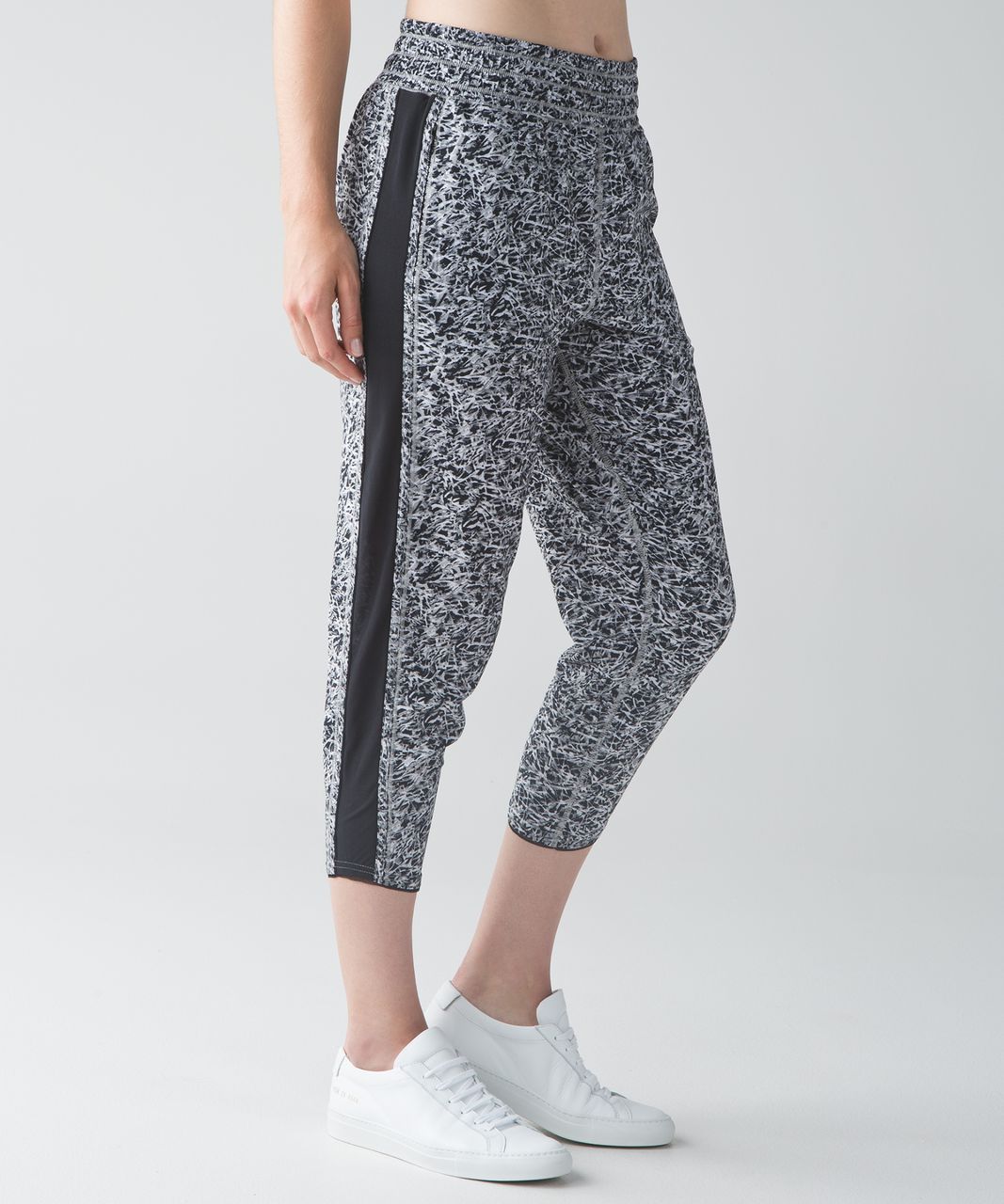 Lululemon On The Fly Crop *Woven 23 - Black - lulu fanatics