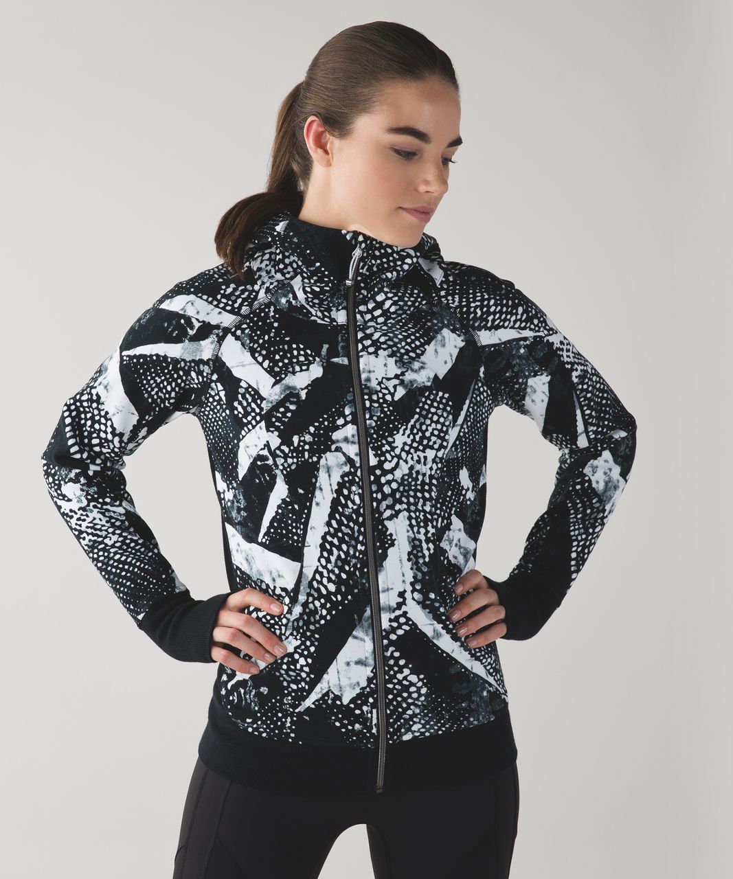 https://storage.googleapis.com/lulu-fanatics/product/5200/1280/lululemon-scuba-hoodie-iii-static-mist-white-black-black-021423-17446.jpg