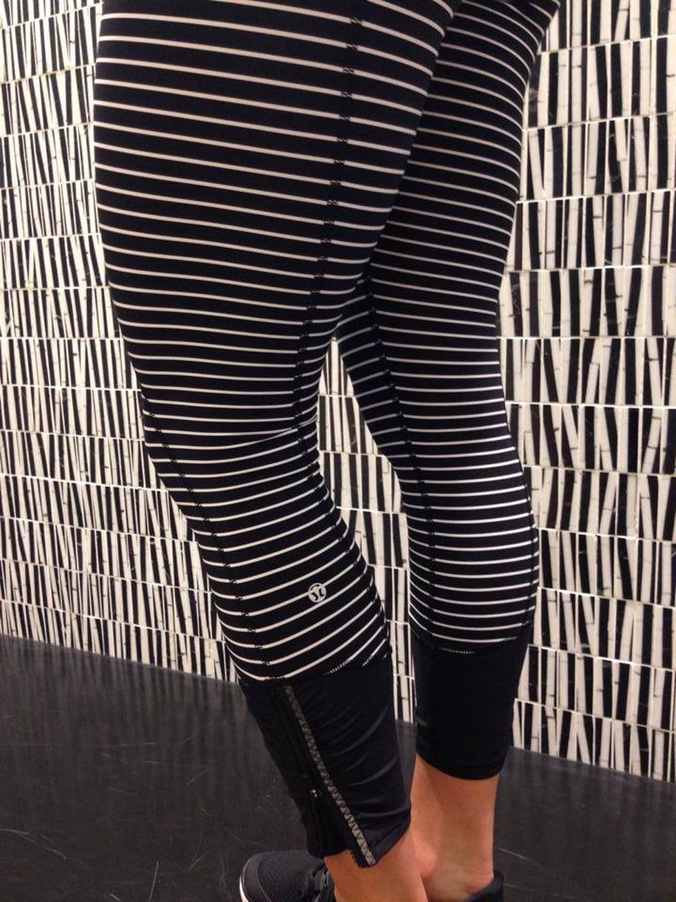 Lululemon Size 8 Runday Crop Parallel Stripe Leggings White Black Zipped  Hem Lux