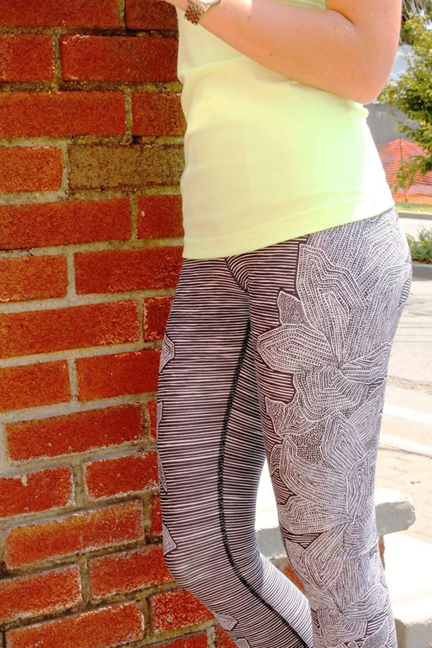 Lululemon white herringbone rolldown wunder under pants - Agent Athletica