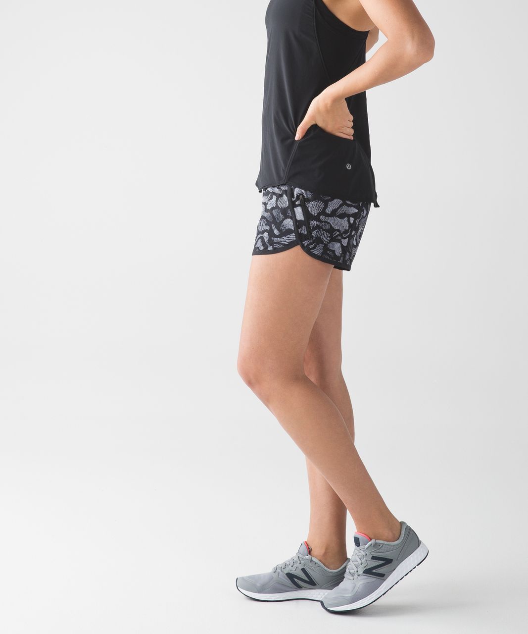 Lululemon Tracker Short IV - Mini Warp White Black / Black