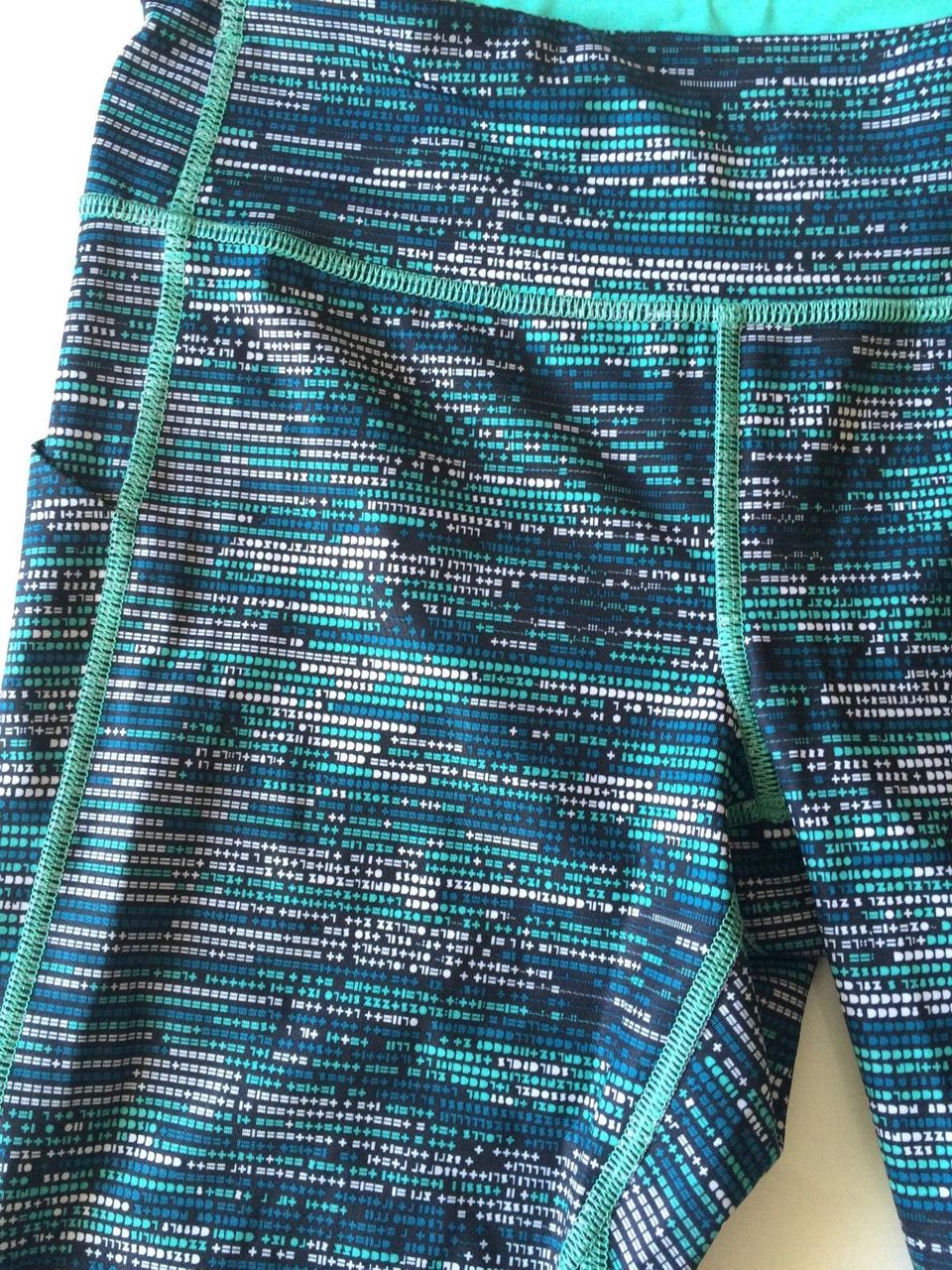 Lululemon Pace Rival Crop - 2016 Seawheeze - ASCII Bali Breeze Tofino Teal / Tofino Teal