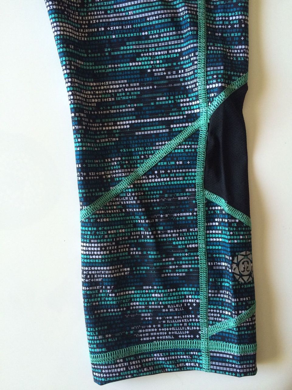 Lululemon Pace Rival Crop - 2016 Seawheeze - ASCII Bali Breeze Tofino Teal / Tofino Teal