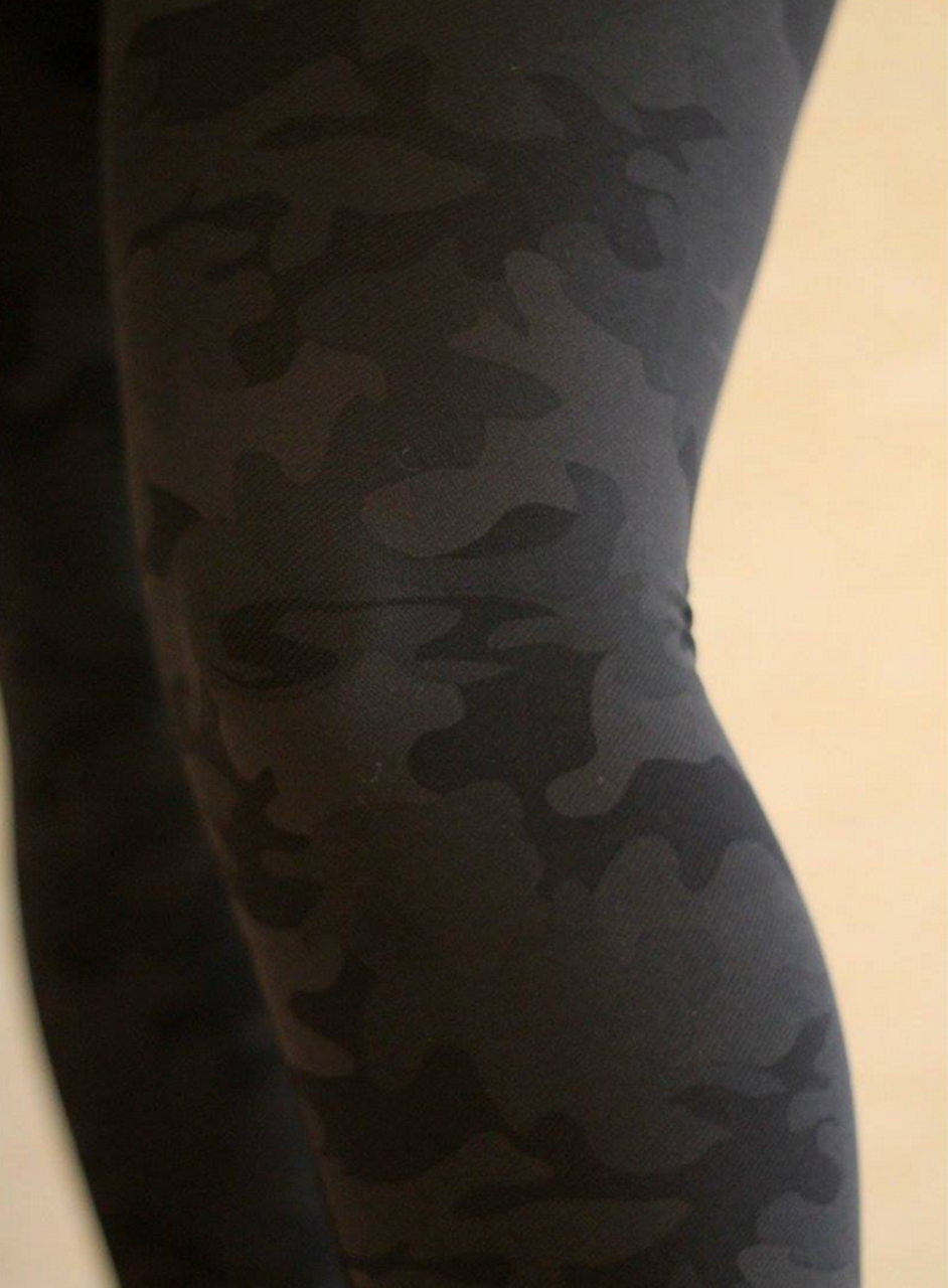 LULULEMON WUNDER UNDER CROP SAVASANA CAMO BLACK SOOT BLACK SIZE 6