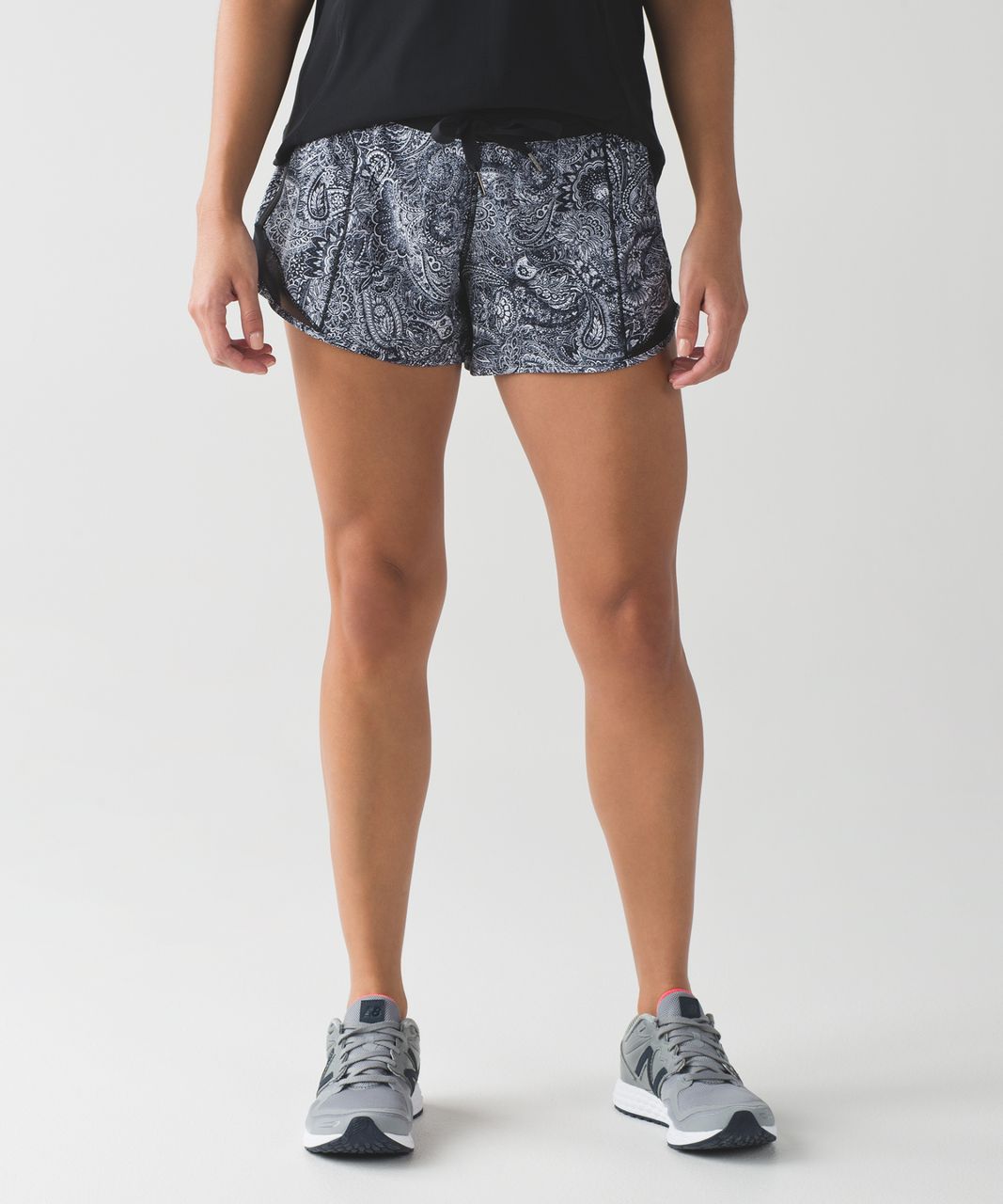 Lululemon Athletica Black White Hotty Hot Shorts Dottie Tribe Size 6 MINT!!  - $39 - From Carey