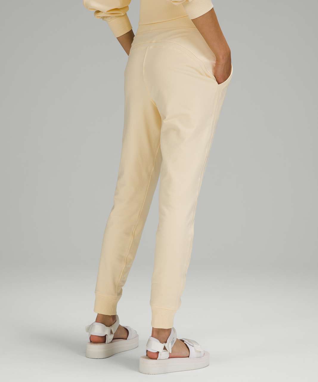 Lululemon, pantalón athletica para mujer, talla 6, Color crema.