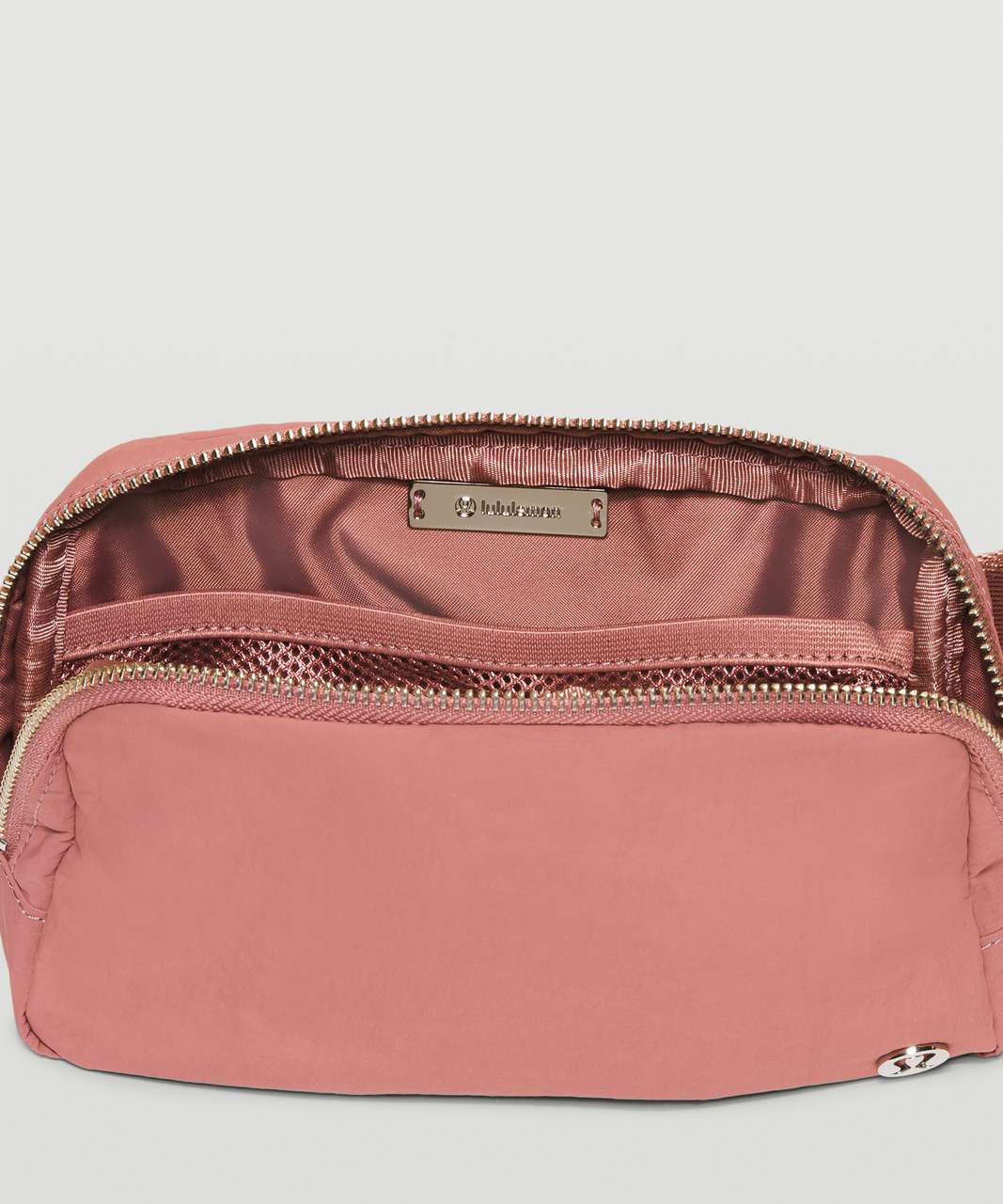 Everywhere belt bag in pink pastel (left) vs spiced chai (right