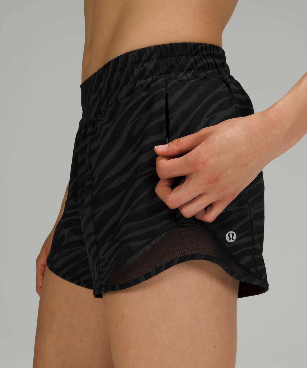 Lululemon Hotty Hot Low Rise Short 4" - Le Tigre Camo Deep Coal Multi / Black