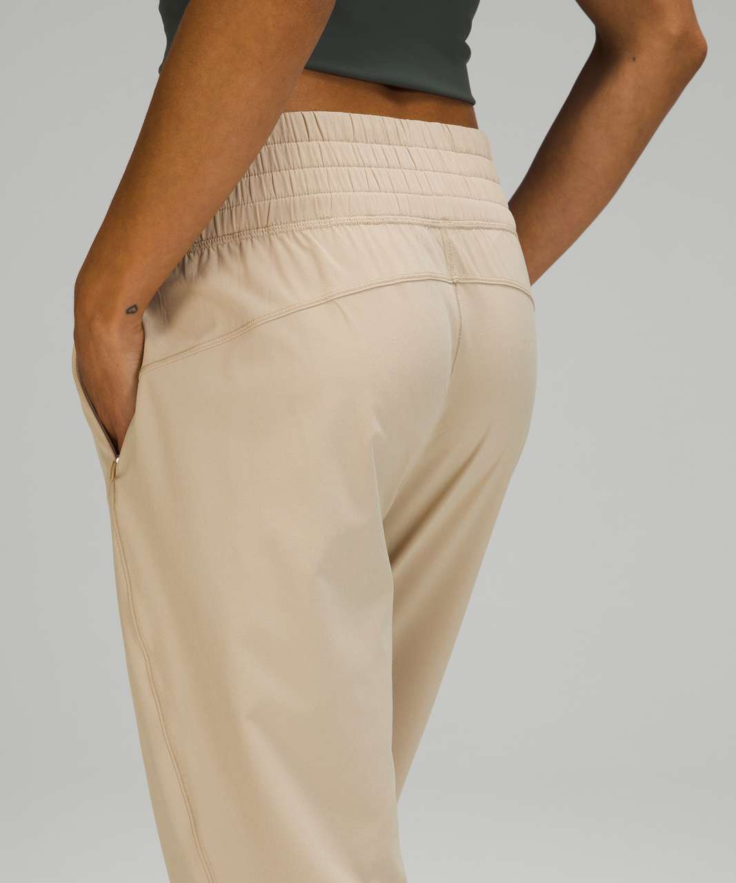 so smitten with the stretch hi-rise joggers 😍 trench is such a nice  neutral! snagged these off WMTM, still a full run of sizes left. : r/ lululemon