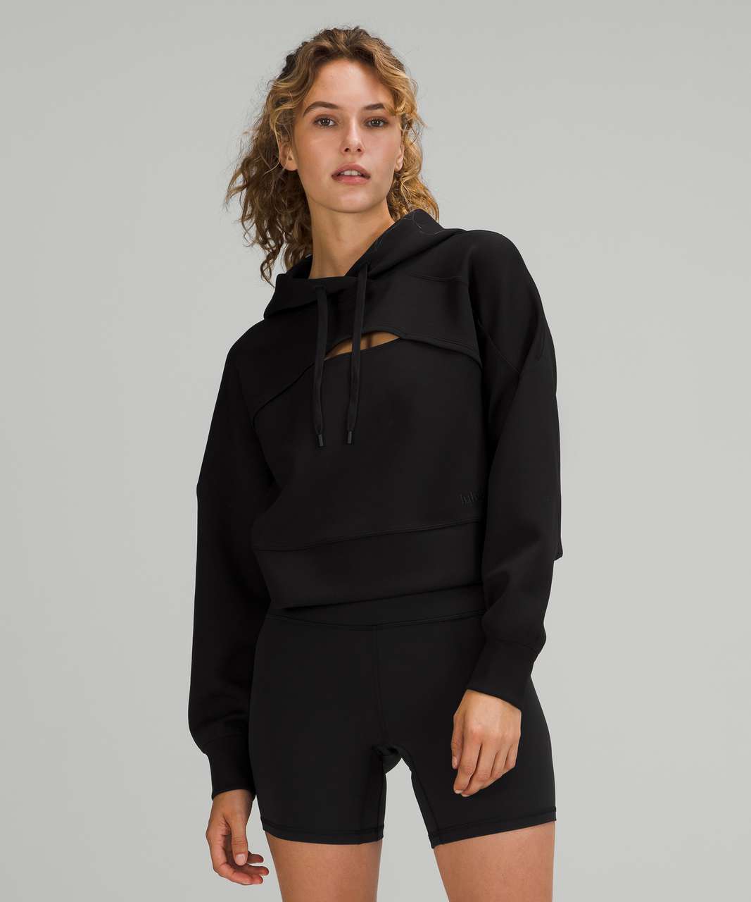 https://storage.googleapis.com/lulu-fanatics/product/64816/1280/lululemon-get-centred-crop-hoodie-black-black-4780-355364.jpg