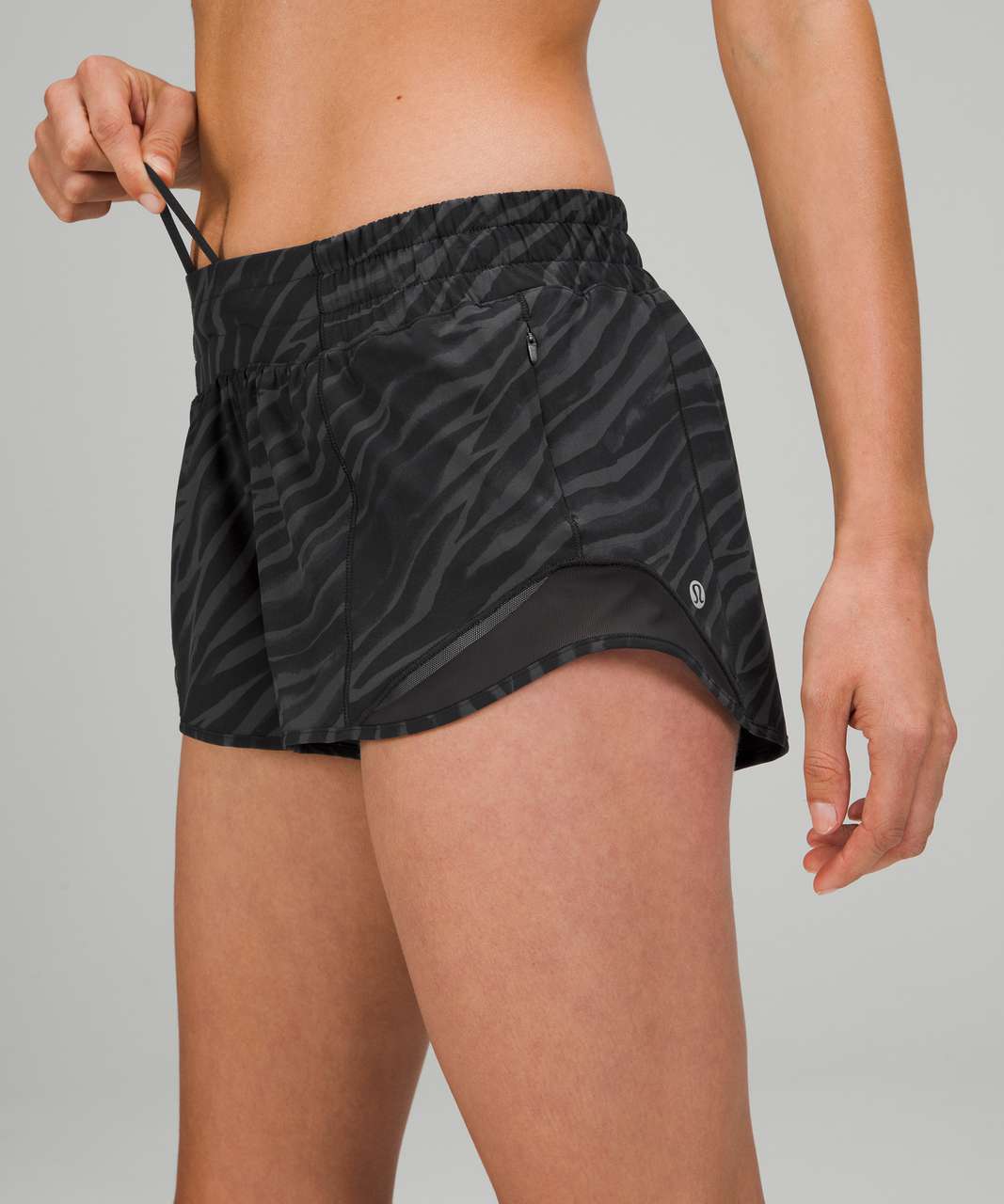 Lululemon Hotty Hot Low Rise Short 2.5" - Le Tigre Camo Deep Coal Multi / Black