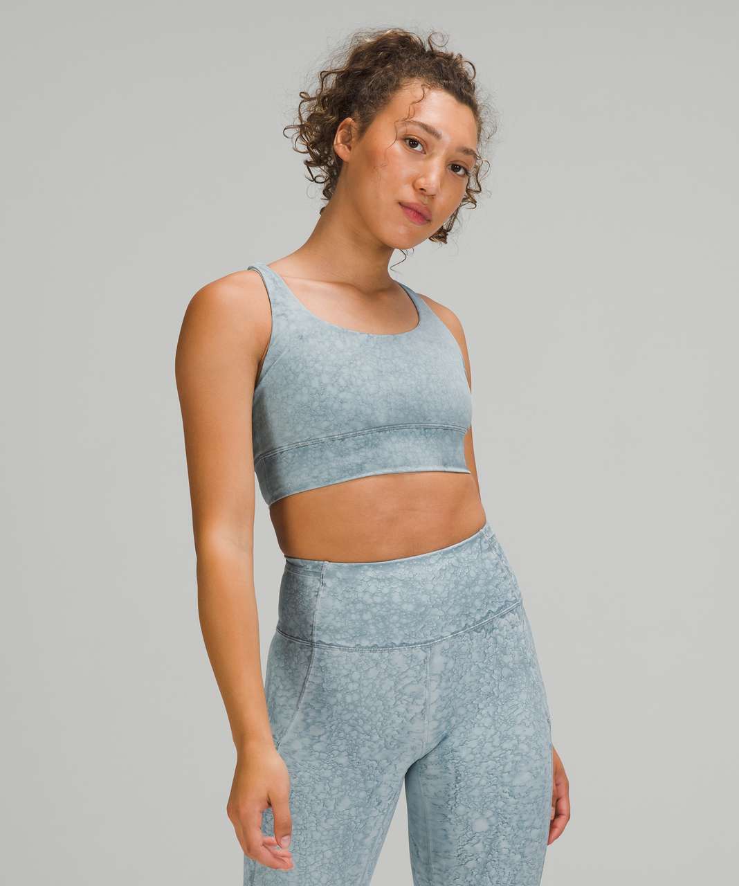 https://storage.googleapis.com/lulu-fanatics/product/65365/1280/lululemon-energy-bra-long-line-medium-support-b-d-cup-city-grit-white-blue-fog-048803-357752.jpg