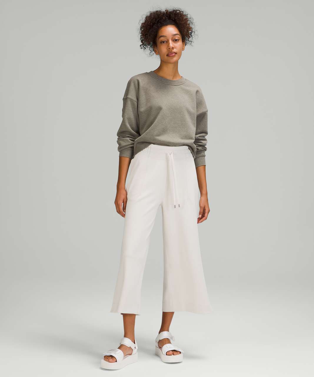 Warning: loungeful HR wide leg crop drastically different in length between  colours!! (White opal vs black, both in 6) : r/lululemon