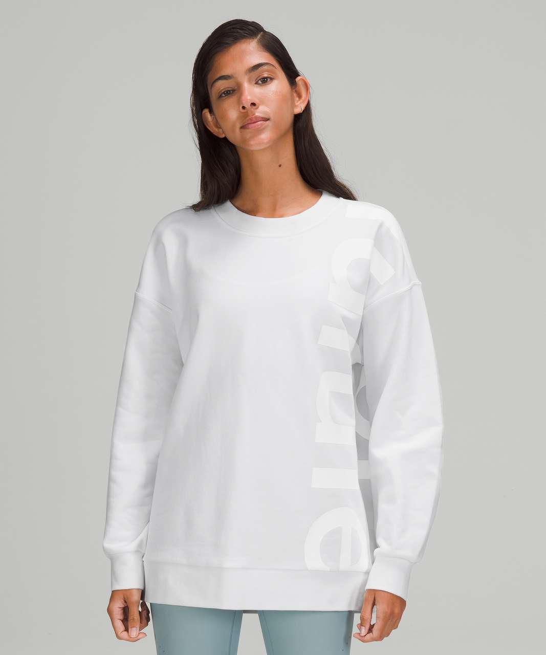 https://storage.googleapis.com/lulu-fanatics/product/65498/1280/lululemon-perfectly-oversized-crew-logo-white-0002-358288.jpg