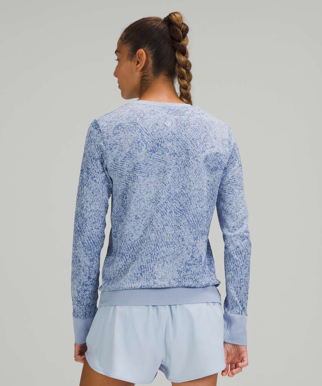 https://storage.googleapis.com/lulu-fanatics/product/65556/1280/lululemon-swiftly-breathe-long-sleeve-shirt-floral-fauna-blue-linen-water-drop-049118-358530.jpg