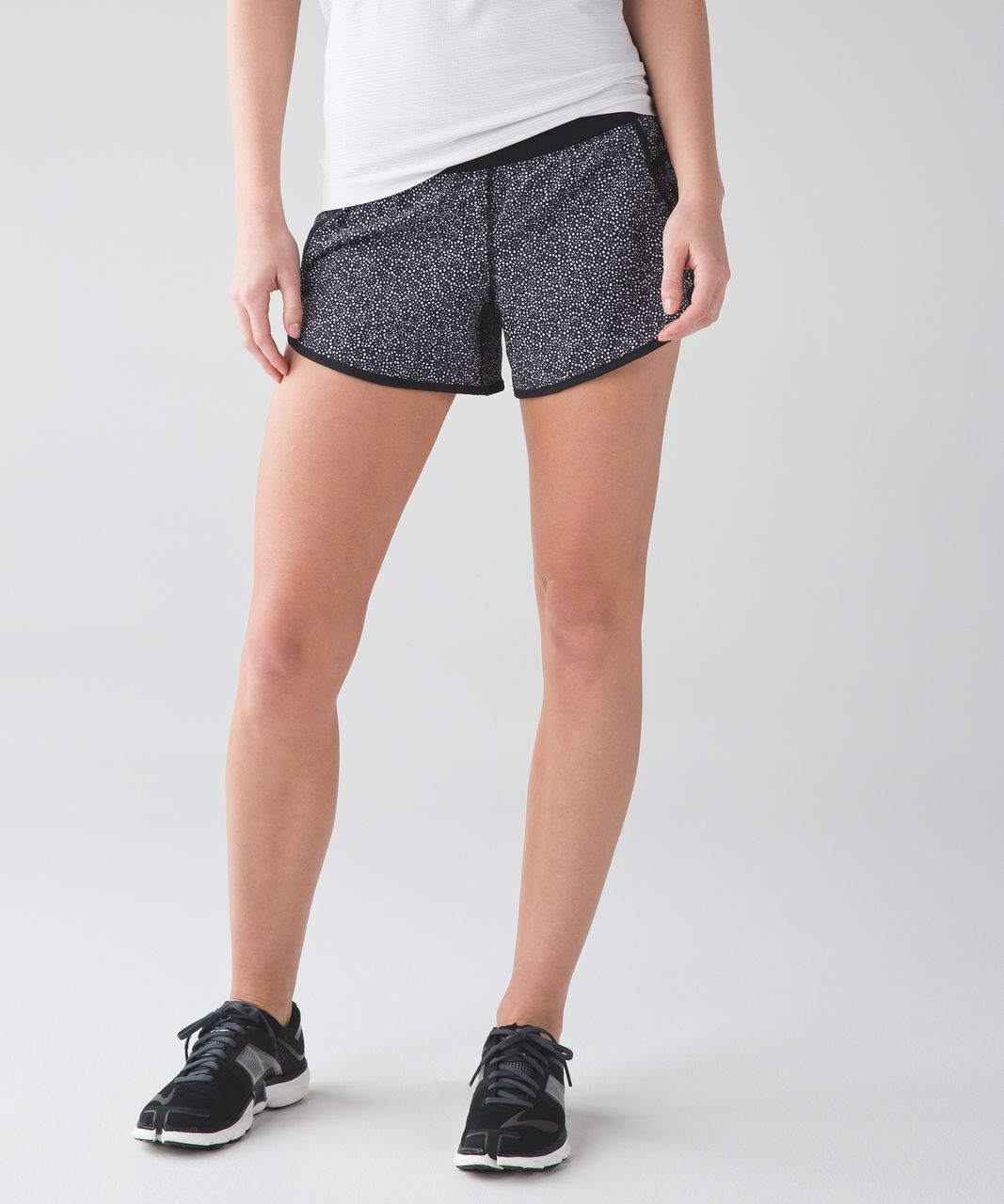 Lululemon Tracker Short IV - Freckle Flower Black White / Black