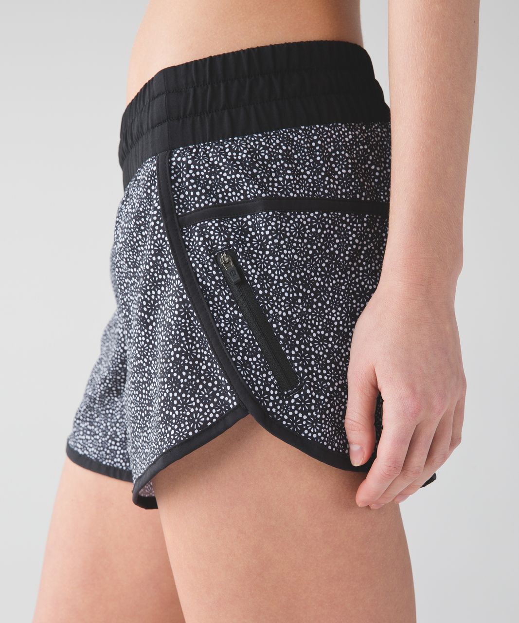 Lululemon Tracker Short IV - Freckle Flower Black White / Black